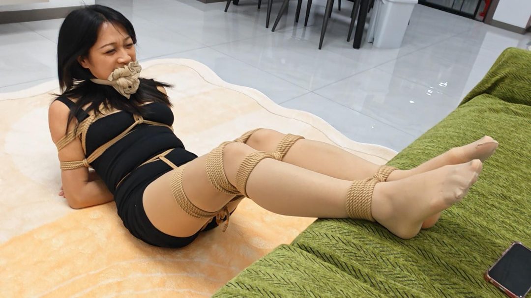 沐小雨紧缚绝望挣扎，多股绳子捆绑、微剧情，丝袜堵嘴、超紧驷马-3