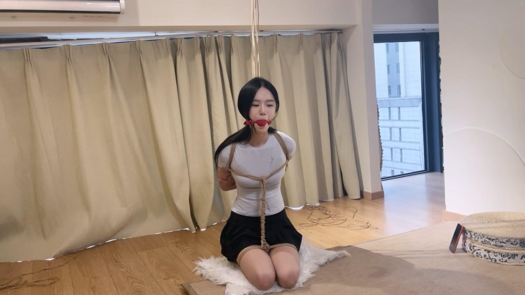 奥特曼定拍：超美新模YOYO日式跪缚放置 柠檬口塞