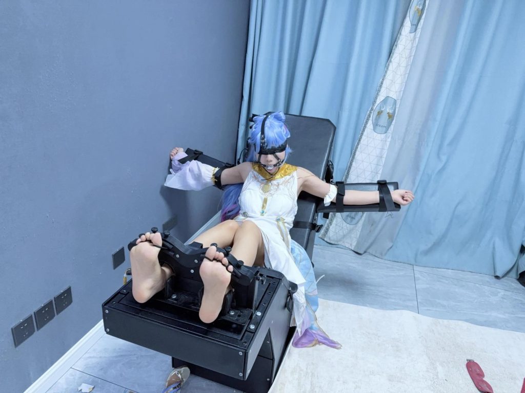 【咕cos】冬儿地狱败北记（下）-痒刑床完结篇 脚心痒责、金属口球、鼻钩抬头、羞耻蹲