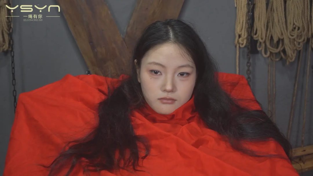 【血祭断头台】76号魔窟里的旗袍女孩经历老虎凳钉子钳子板子挠脚心走绳后躺在断头台上被断头展示头颅-3