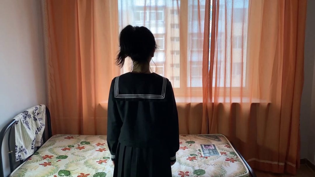 jk黑丝小美女果妹的超紧驷马椅下超羞耻调教，tk，sp，人肉脚垫-1