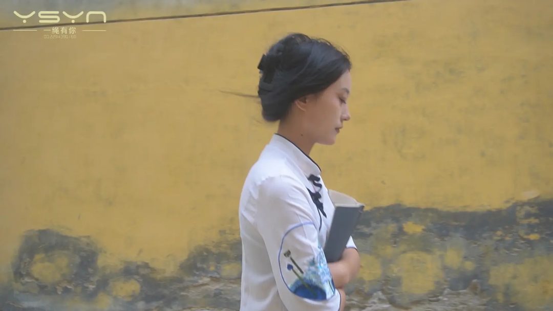 【烈火红颜】被捕女孩五花大绑关进牢房大字绑鞭打坐老虎凳打挠脚心拶子拶脚指不屈服刑场捆绑插牌枪决-5