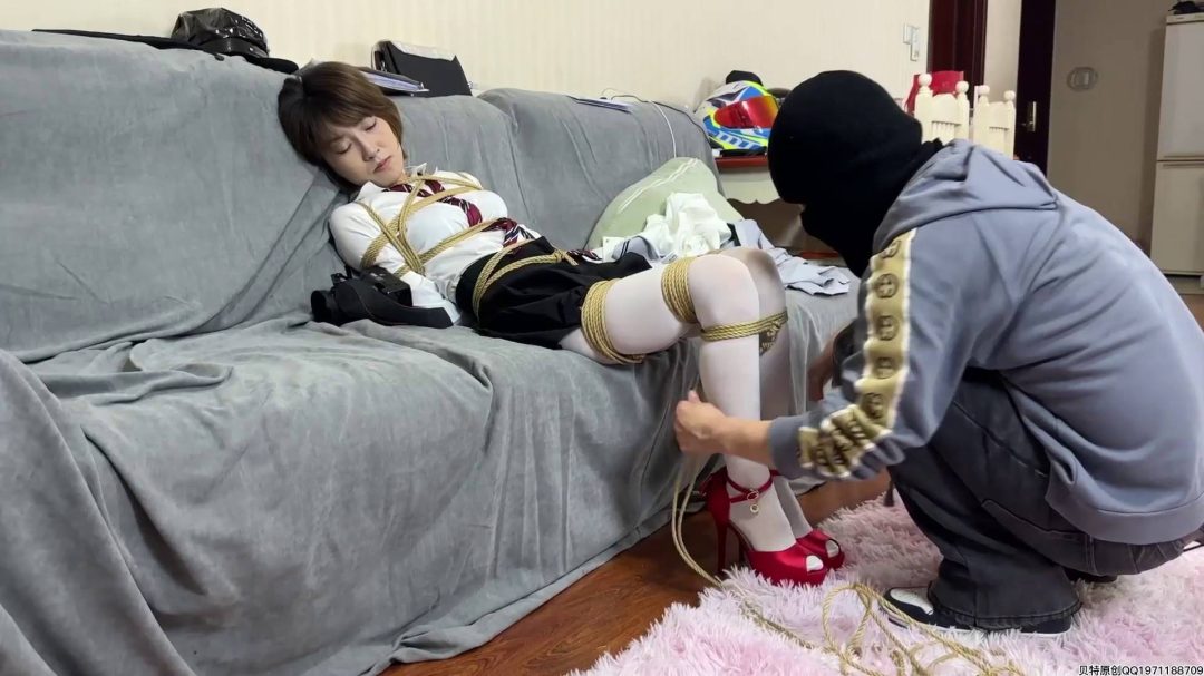 美女小艺jk制服驷马紧缚捆绑-5