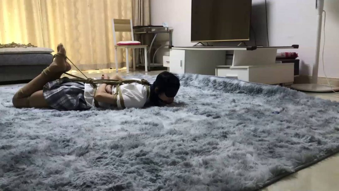 00后小美女红豆 极品颜值 蒙眼堵嘴 JK肉丝 超紧驷马找剪刀-7