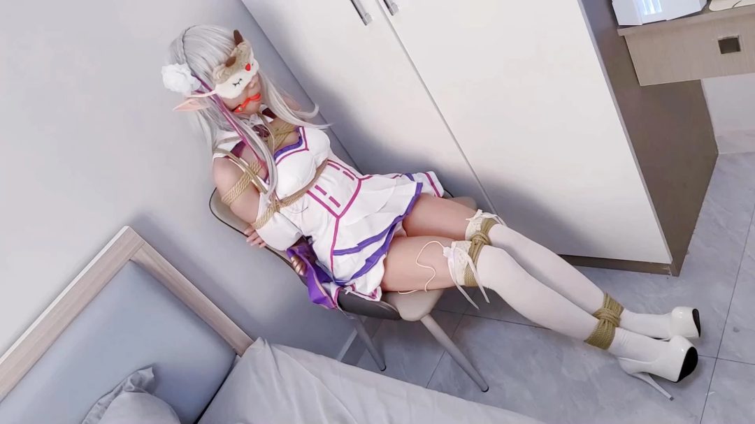 《路崽子历险记》-艾米莉亚cos+椅子缚+日式紧缚+并腿缚+口球+鞭打+脑后反绑+电击+蟹缚M开腿+棒棒刺激+大字捆绑+td震胸+放置等等-6