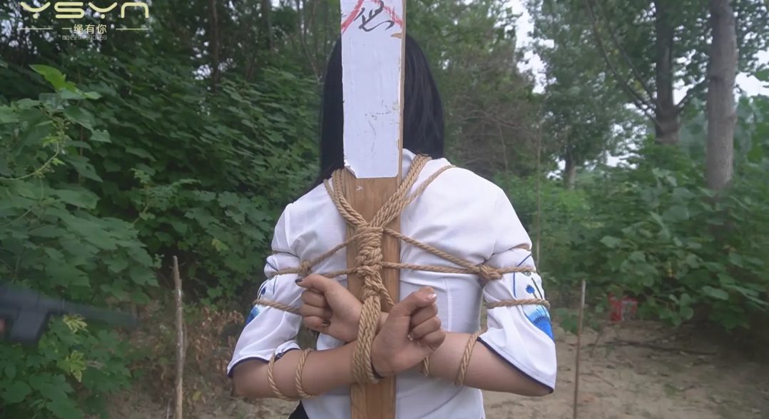 【烈火红颜】被捕女孩五花大绑关进牢房大字绑鞭打坐老虎凳打挠脚心拶子拶脚指不屈服刑场捆绑插牌枪决-16