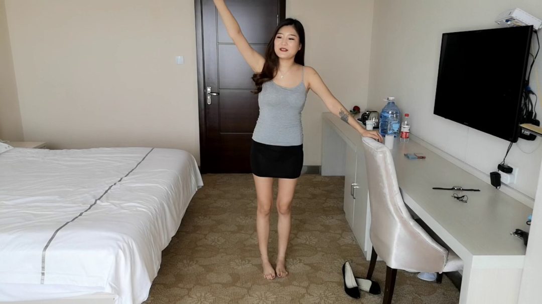 丰满染染日式 股绳紧勒 弯腰行走 驷马挠痒-1