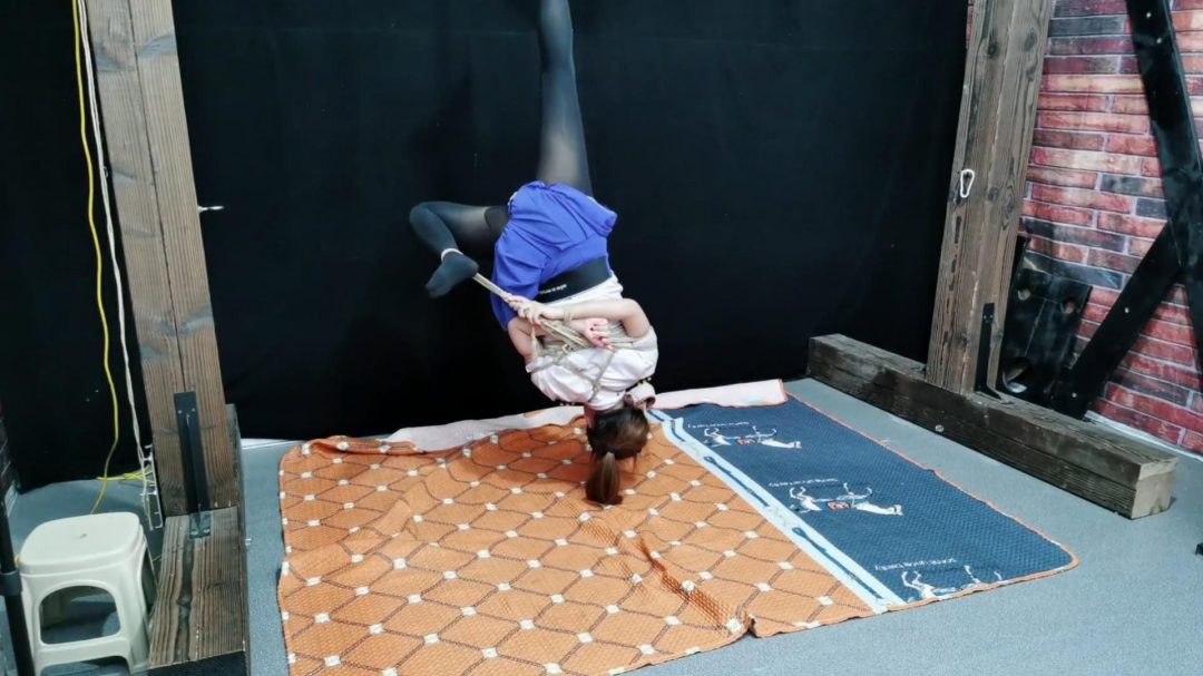 云仙儿初次玩吊缚PK悦儿单腿吊缚-7