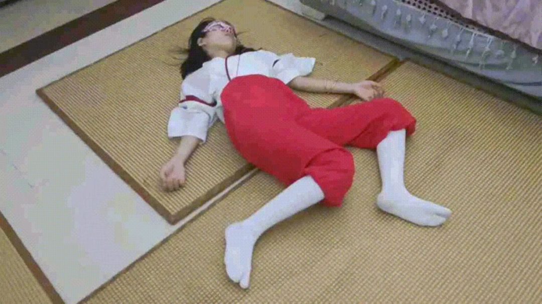 【琳媚】定拍 女巫高筒白袜 倒下拼命挣扎呻吟 直到昏厥-1