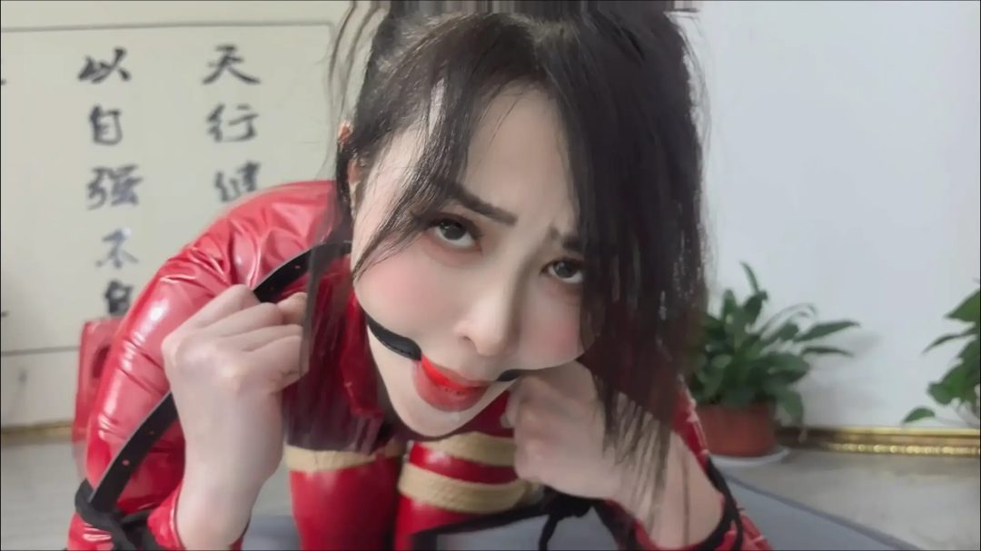 高冷御姐皮衣续作！《绝望无助的女搜查官2》口球K9凌辱 丝袜践踏-1