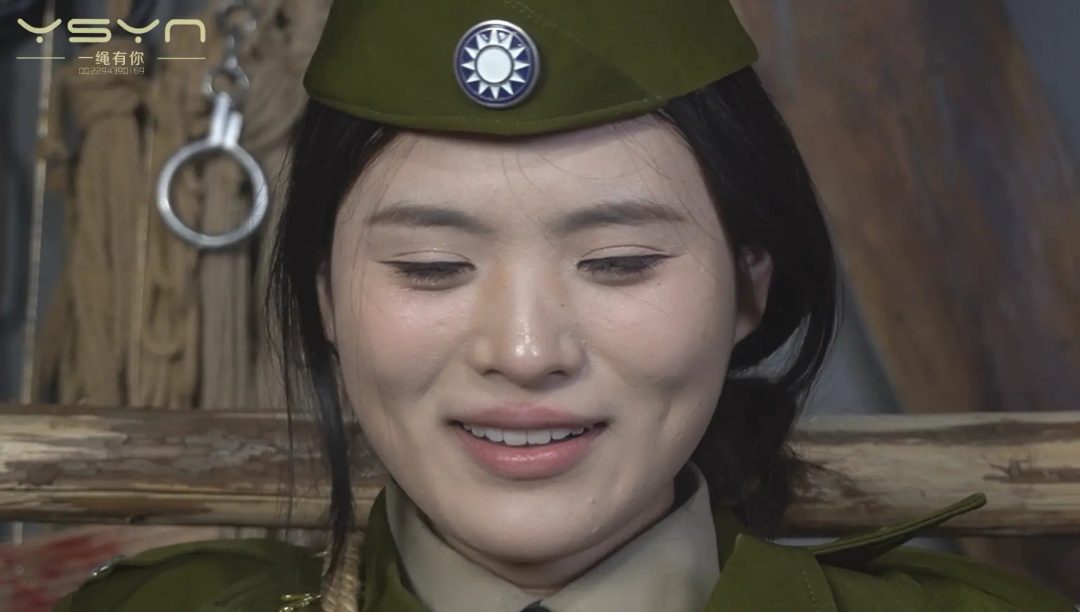 【谍影姐妹】姐妹花执行任务被特务逮捕抓进刑房绑在X架双手吊起鞭打老虎凳打挠脚心-7