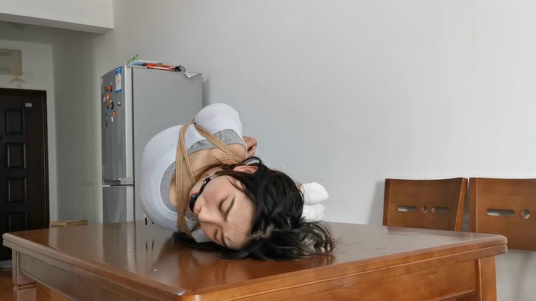 尤涵 超紧驷马口球放置-6