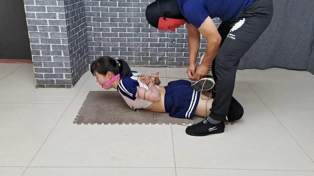 新模静依是个绳艺爱好者，五花、直臂紧缚-1