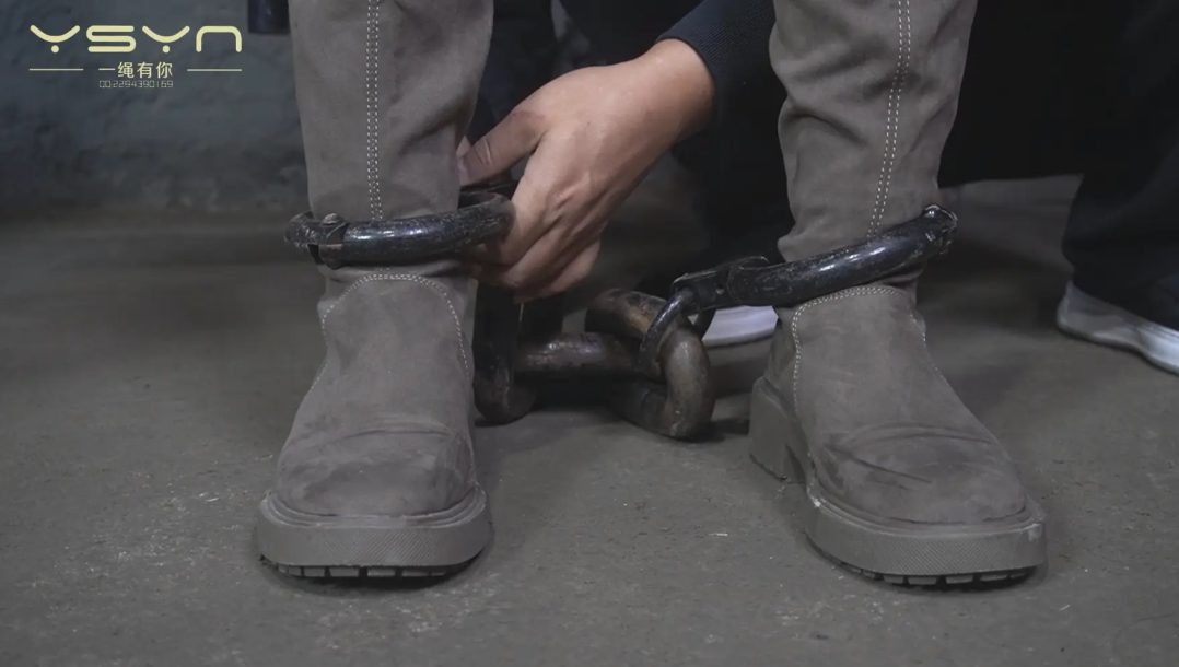 【双柳体验】柳依带来自己的小妹柳亦菲来到基地体验各种金属道具拶子绑住手腕吊起互绑五花-10