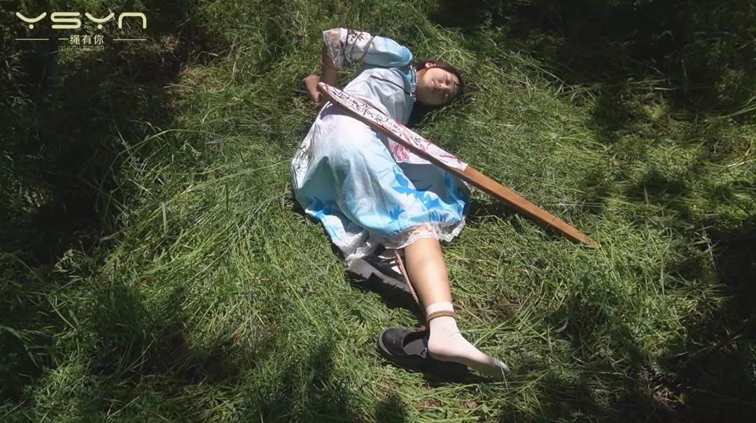 【赤心烈女行】丛林中行走的女孩被特务抓到审讯酷刑打挠痒铁刷刷脚心关押五花大绑刑场-16