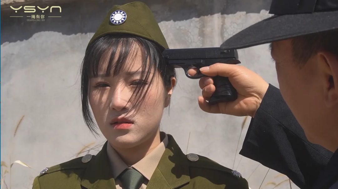 【血色潜伏】潜伏女孩惨遭捆绑吊打老虎凳铁钳子刷子挠脚心驷马吊起打虐不屈五花大绑插牌被枪决-1