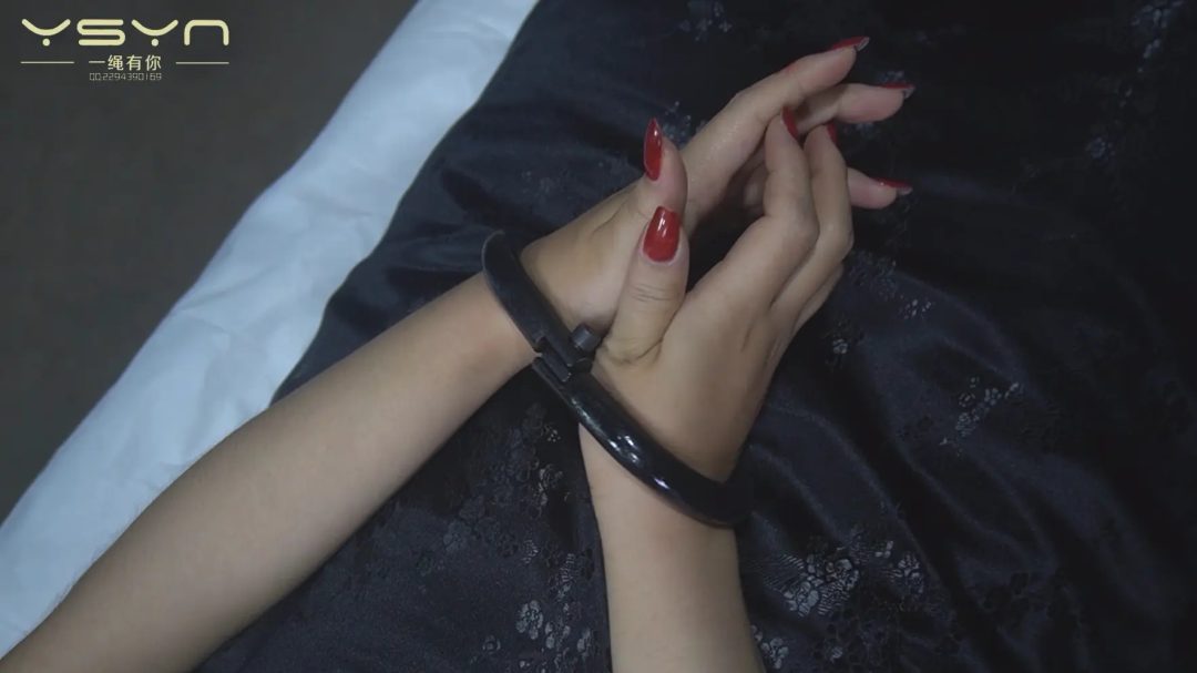 【血祭断头台】76号魔窟里的旗袍女孩经历老虎凳钉子钳子板子挠脚心走绳后躺在断头台上被断头展示头颅-8