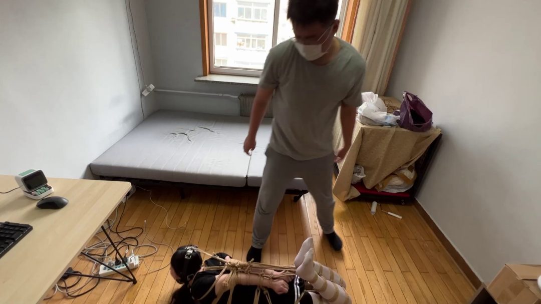 水手服白丝如雨妹子极限并肘驷马挣扎-6