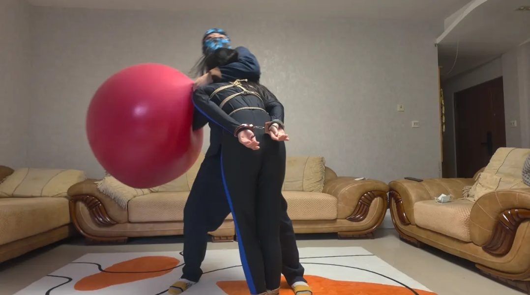 恐惧绝望的气球 把气球套在头上 失败了好几次 最后成功了 绝望的空间 差一点吓死模特 呕吐+呼吸训练+皮鞭-4