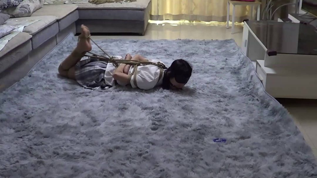 00后小美女红豆 极品颜值 蒙眼堵嘴 JK肉丝 超紧驷马找剪刀-4