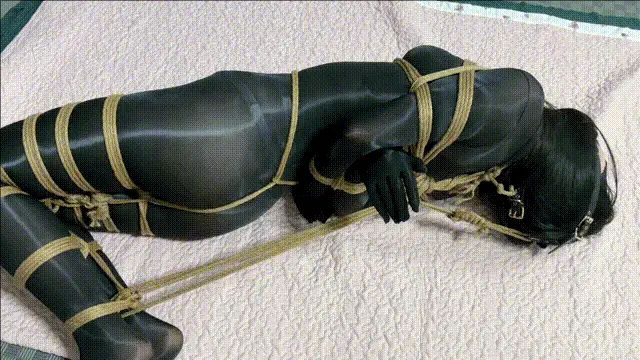 全身禁锢绷紧的快感！油亮黑丝超绝驷马紧缚+口罩口塞+红底高跟鞋+波波贝全程失控模式，被强制拉起的头部被紧紧禁锢着，全身基本无法动弹，只能扭动诱人的腰肢释放快感，不停地呜呜却无法改变自己的局面-4