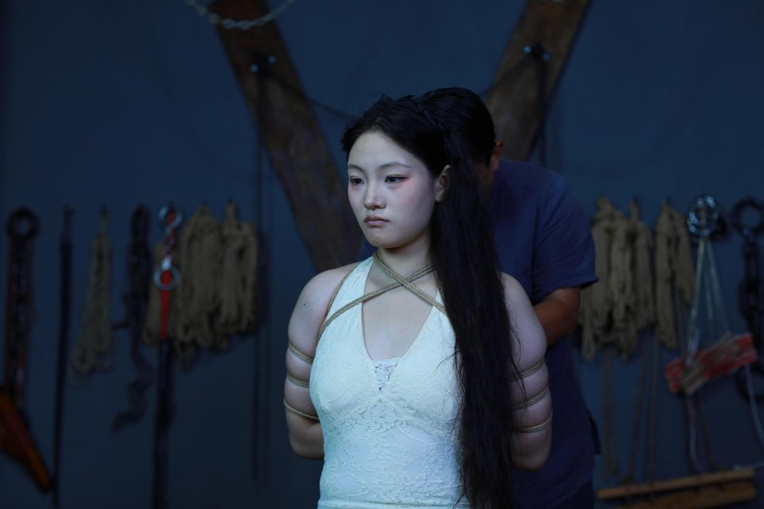 梓瑶【白连衣裙棚拍】剧照186张+视频15分钟细绳双股紧敷-4