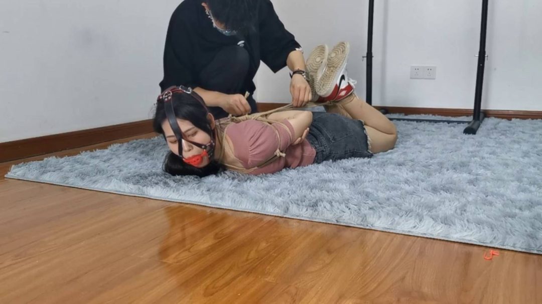 青青热裤驷马，好看的女孩怎么绑都好看-4