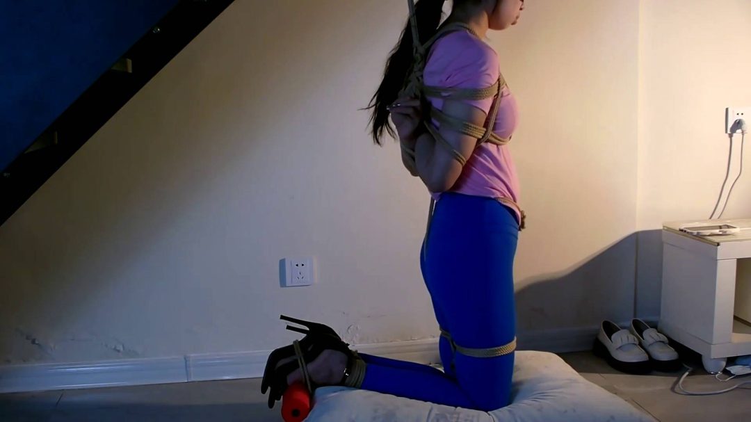 梯下的美少女惩罚游戏，晴子瑜伽裤后高手、股绳半吊-4