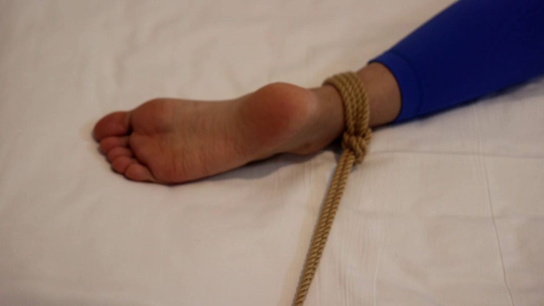 长腿美少女晴子 公寓里面的瑜伽捆绑第二季-4