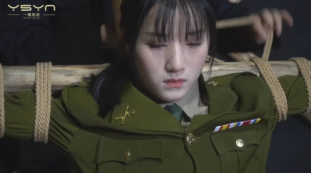 【血色潜伏】潜伏女孩惨遭捆绑吊打老虎凳铁钳子刷子挠脚心驷马吊起打虐不屈五花大绑插牌被枪决-7