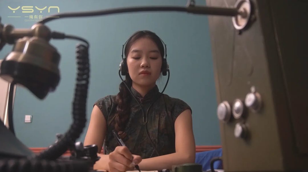 漂亮的女发报员高丽雯不幸被捕入狱大字绑鞭打晕死泼醒老虎凳蜡烛烫挠脚心赴刑场（新模-5