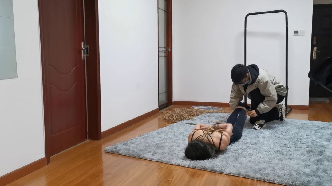 初中体育老师晓瑜，初次被捆，给大家表演一个挣扎-3