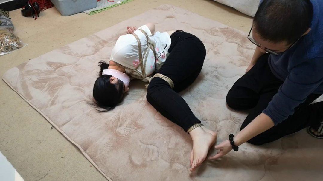 丰满的林秋 白短衫 団缚-7