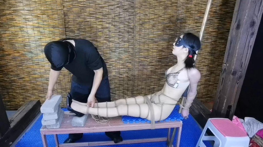 把柔仙儿禁锢在老虎登上,股绳 垫上5块砖 疼的斯心裂肺 绳子勒嘴 tk 耳光报数 郊狼电击 sp-2