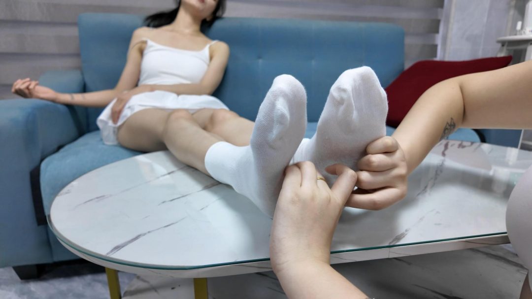 定拍作品《下》双女点穴定身加tk挠痒白袜，情节很丰富，女生颜值也很高，剧情包含定身穴、笑穴、被定住摆造型、挠脚心，情节多重反转-7