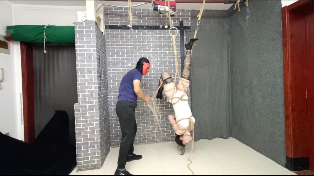 柔柔兔女郎首次体验悬空6种变换吊缚动作,唯独柔柔能完成这些高难度动作-8