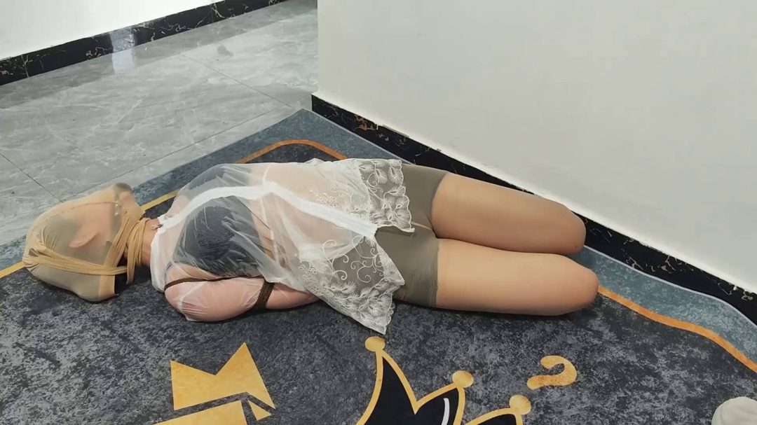 新模小赢湿身驷马放置，短丝袜堵嘴-6