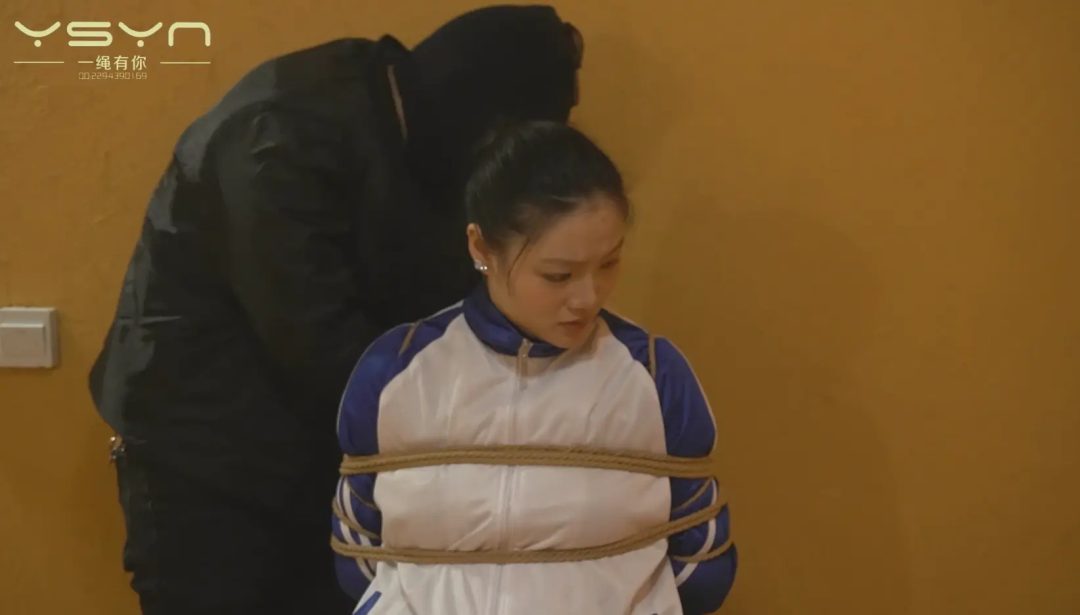 漂亮的女学生床上玩手机时惨遭持枪蒙面人打劫捆绑抗走威逼恐吓椅缚龟甲缚唱歌…-6