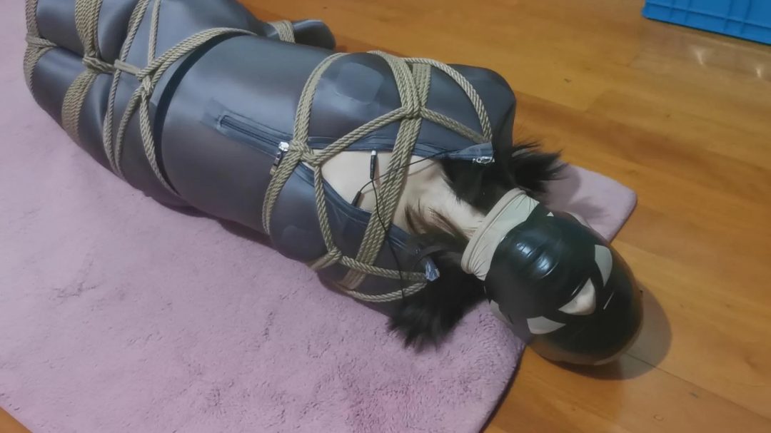 光泽连身衣+巨严厉的驷马紧缚放置+P机前后夹击+高强度胶带+电击-6