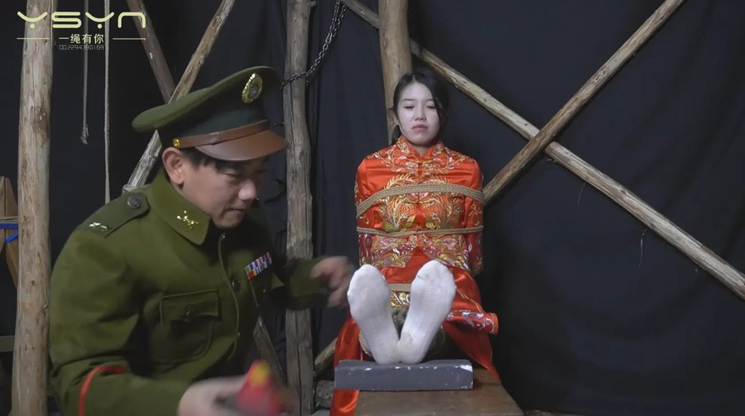 【玷污的新娘】反动派败退残余副官私闯洞房花烛枪杀秀禾新郎抢走新娘威逼刑讯誓死不从被玷污后自缢-5