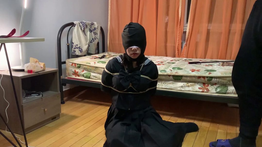 月月后手缚强制下跪 鼻钩口环丝袜套头 sp 口球 口水-6