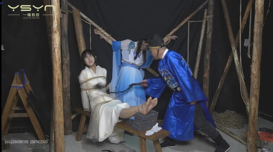 色迷知县命手下抓来两个舞女五花大绑跳舞威逼刑罚老虎凳滴蜡挠打脚心玩弄冤假错案-16