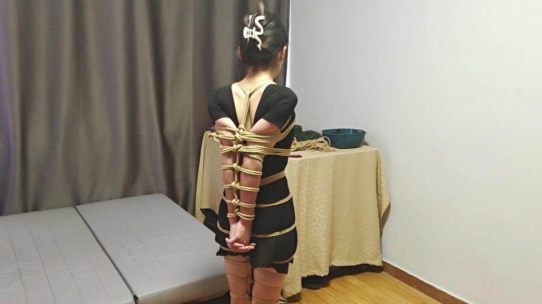 约绑清纯小妹直臂蛇缚超紧驷马裸足勒住脚趾口球堵嘴-5