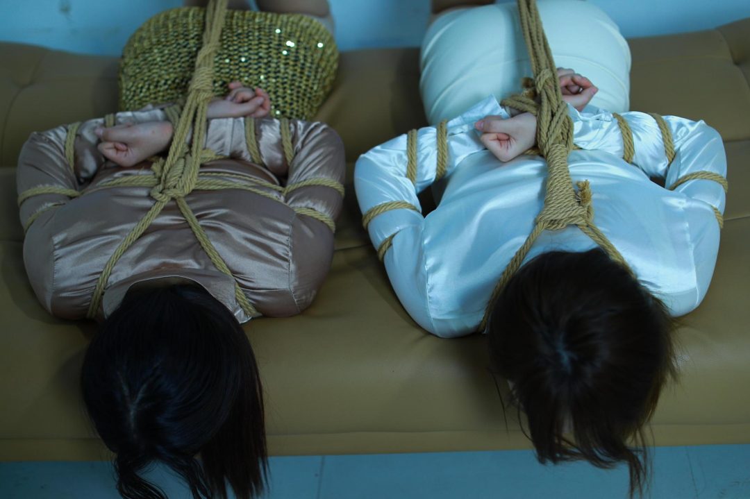 【铁窗下的姑娘】柳诗涵、柳依强强联合打造拷在铁窗下沙发上各种姿势五花驷马美丽展示-5