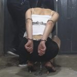 【冤狱】由安妮出演使用了板拷筒拷臂拷脚铐口球镣铐非常紧走路寸步难行装进笼子挣扎（下集）