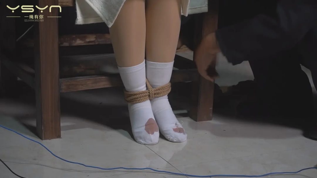 【被捕女教师】由于叛徒出卖被抓捕的女教师惨遭严刑拷打双手吊起鞭打老虎凳铁钳子夹脚趾电刑五花大绑枪决-9