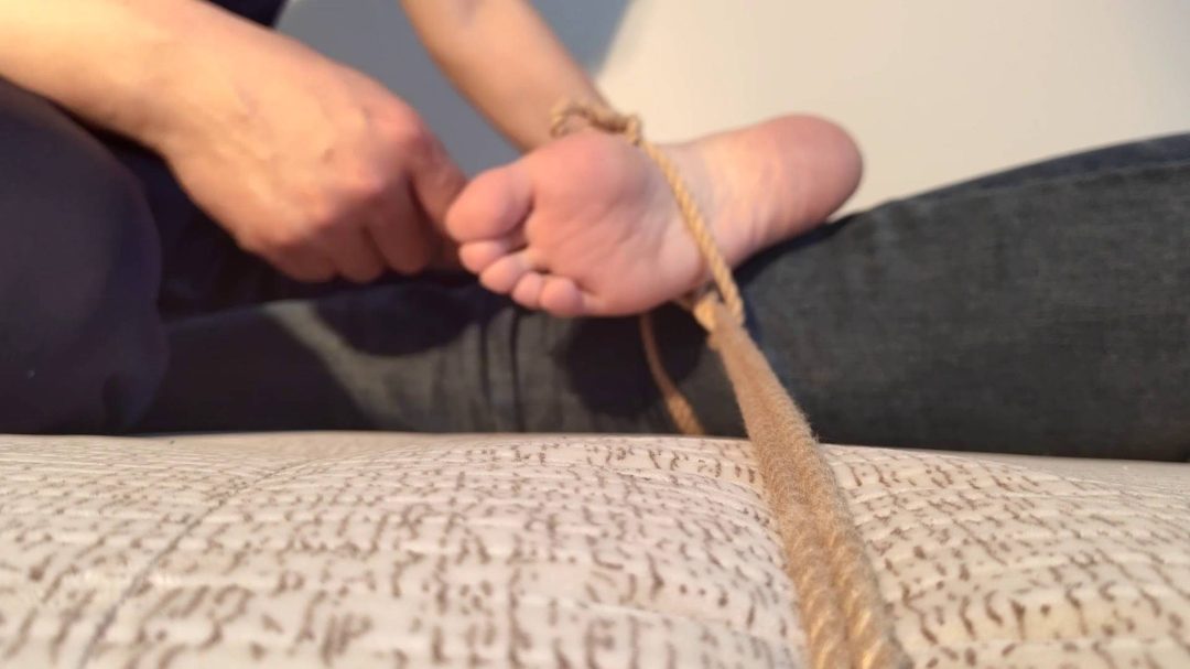 长腿眼镜学姐文静紧缚痒刑第四季-6