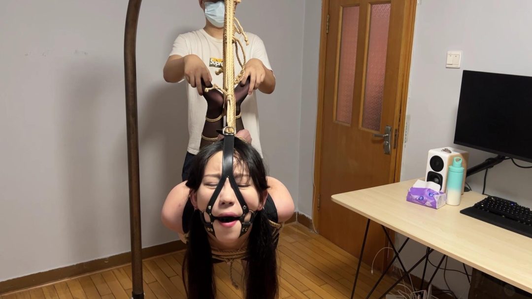 直臂吊缚美少女欣妍泳装黑丝TK虐玩-5