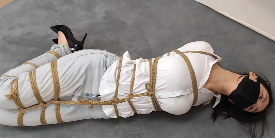 白衬衣牛仔裤 紧缚的直臂-9