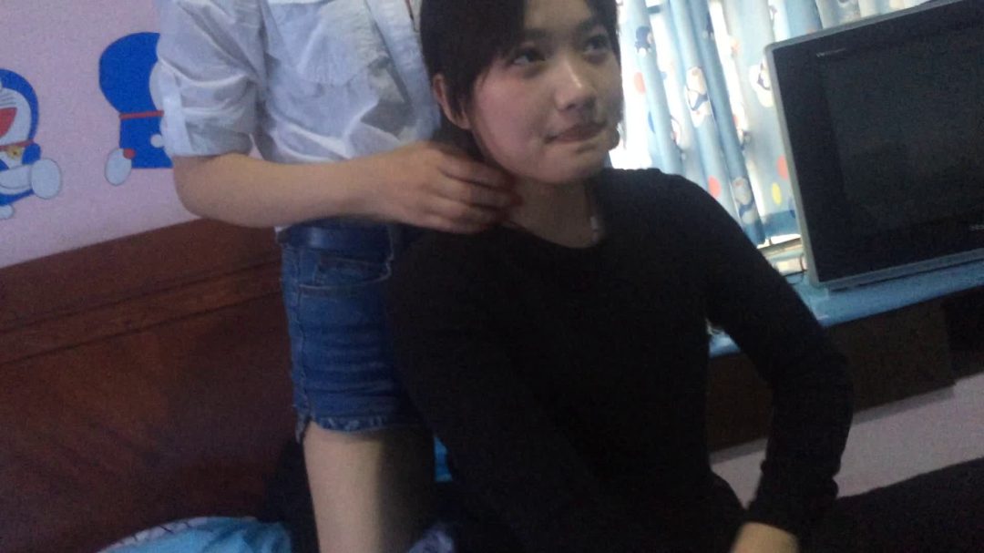 掐晕黑衣美女-3